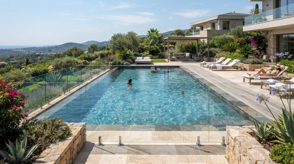 Découvrez les meilleurs garde-corps design et sécuritaires pour piscine